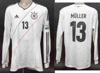 Original match worn DFB Spielertrikot mit der Rckennummer 13. Getragen von Thomas Mller am 11.11.2011 im Freundschaftsspiel gegen die Ukraine. Ukraine - Deutschland 3:3. T. Mller erzielte den 3:3 Endstand und ist Fuball Weltmeister 2014. Trikot mit zwe