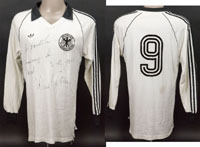 Original match worn DFB Spielertrikot mit der Rckennummer 9. Getragen von Klaus Fischer in einem Freundschaftsspiel fr die Deutsche Nationalmannschaft in der  Saison 1982/1983. Fischer ist Vize-Weltmeister 1982. Trikot mit Widmung und Signatur von Klaus