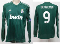 Original matchworn Spielertrikot von Real Madrid mit der Rckennummer 9. Getragen von Karim Benzema in einem Spiel der UEFA Champions League in der Saison 2012/2013. Benzema ist UEFA Nations-League-Sieger 2021. Jubilums-Trikot 110 Jahre Real Madrid. Statu