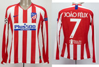 Original match worn Spielertrikot von Atletico Madrid mit der Rckennummer 7. Getragen von Joao Felix am 11.12.2019 im Gruppenspiel der UEFA Champions League gegen Lokomotive Moskau. Atletico - Moskau 2:0. Felix ist 41-facher Nationalspieler von Portugal.