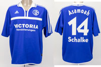 Original match worn Spielertrikot vom FC Schalke 04 mit der Rckennummer 14. Getragen von Gerald Asamoah in einem Spiel der Fuball Bundesliga in der Saison 2001/2002. Asamoa ist Vize-Weltmeister 2002. Mit original Autograph von Asamoah auf der Rckennumme