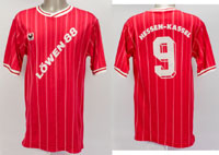 Original match worn Spielertrikot vom KSV Hessen Kassel mit der Rckennummer 9. Getragen von Dirk Schmelting in einem Spiel der 2. Fuball Bundesliga in der Saison 1989/1990. Die Spielpaarung ist nicht bekannt. Status:ABC.