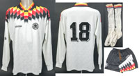 Original match worn DFB Spielertrikot mit der Rckennummer 18. Dazu die Spielerhose und die Stutzen. Getragen von Jrgen Klinsmann in einem Freundschaftsspiel fr die deutsche Fuball Nationalmannschaft im Jahr 1994. Status:ABB Komplettes Spielerset.<br>--