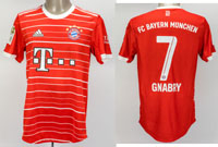 Original match worn Spielertrikot vom FC Bayern Mnchen mit der Rckennummer 7. Getragen von Serge Gnabry am 05.11.2022 im Spiel der Fuball Bundesliga gegen Hertha BSC Berlin. Hertha - Bayern 2:3. Gnabry ist 47-facher Nationalspieler von Deutschland. Stat